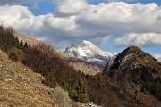 38 Oltre il Monte Castello spunta l'Arera